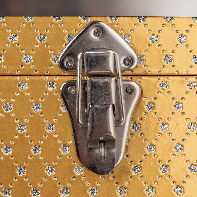Baúl pequeño decorativo de madera con adornos metálicos, dorado y plateado