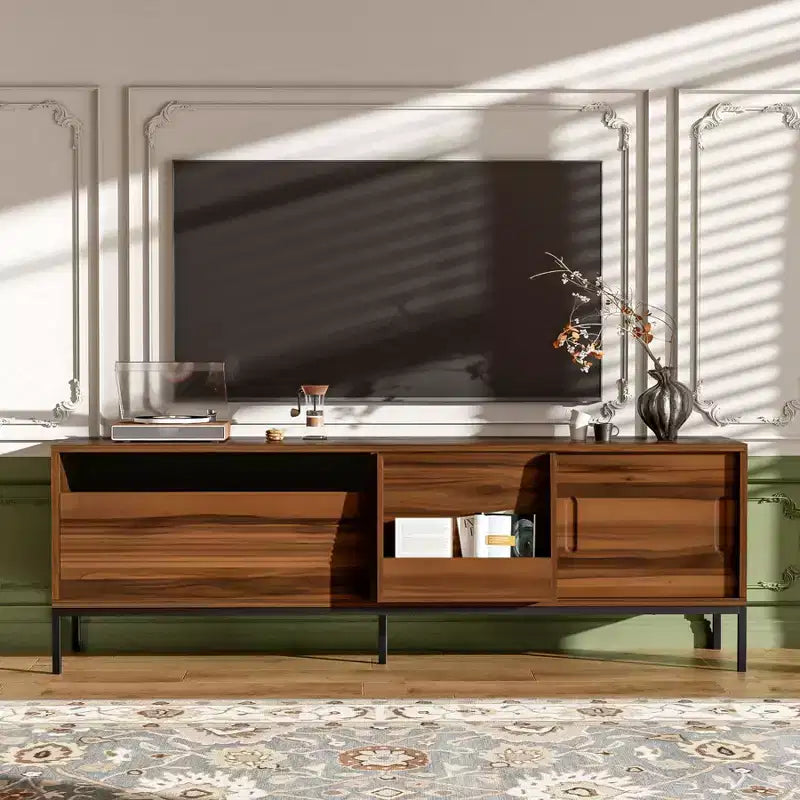 Mueble de TV moderno para televisores de hasta 75 pulgadas, centro de entretenimiento de madera de 70.8 pulgadas con almacenamiento y puerta corrediza, mesa consola multimedia para sala de estar o dormitorio